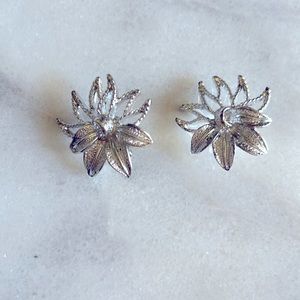 Sarah Coventry Vintage silvertone flower earrings! Super cute clip back!
